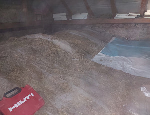 Zateplení stropu rodinného domu pomocí foukané izolace